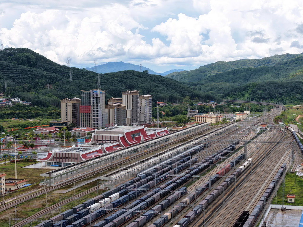 Landasan Kereta Api China–Laos Catat Lebih 60,000 Tren Kargo