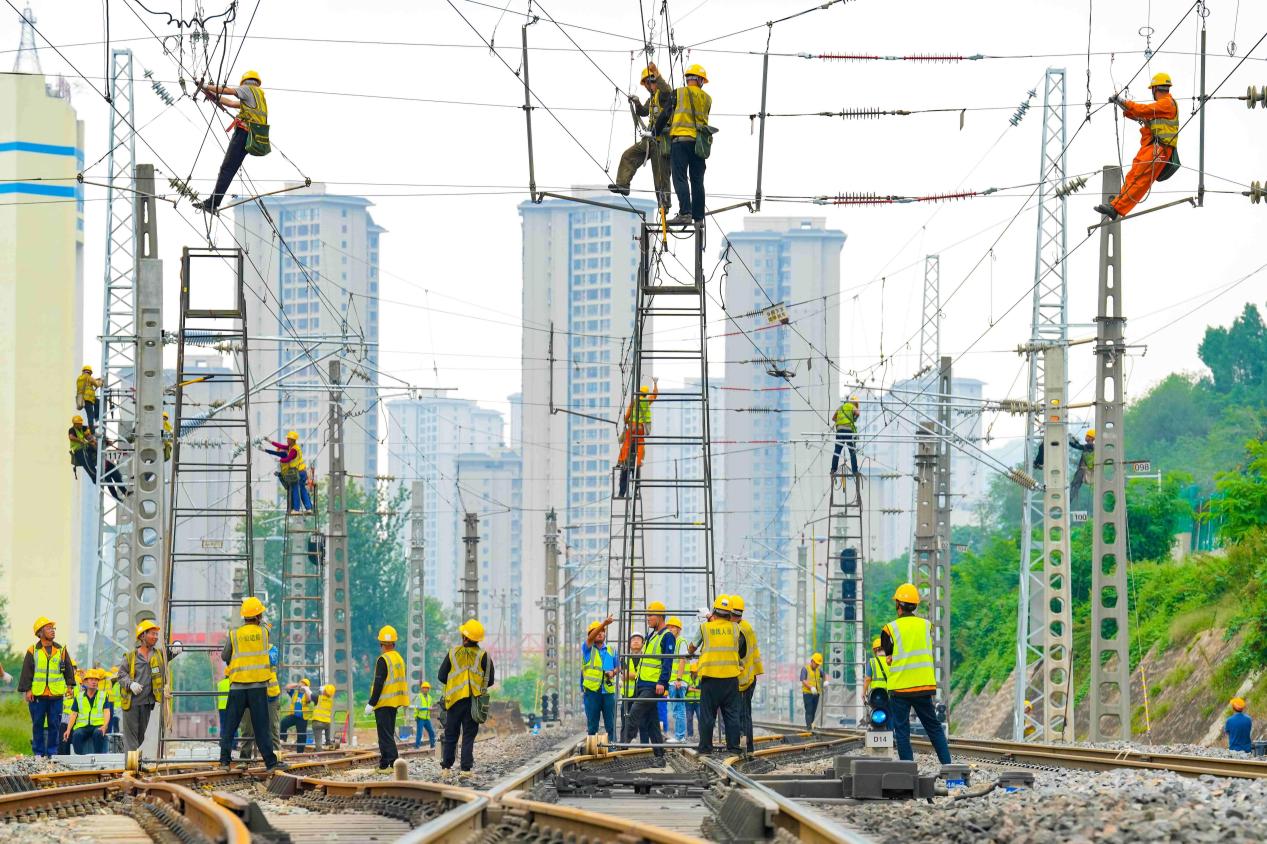 Pekerja sedang melaksanakan kerja-kerja pengubahsuaian terhadap sistem kontak wayar di sepanjang Rel Kereta Api Lanzhou-Lianyungang di Stesen Wolongsi, Baoji, Provinsi Shaanxi, barat laut China pada 10 September 2025. (Foto oleh Liu Yijiang)