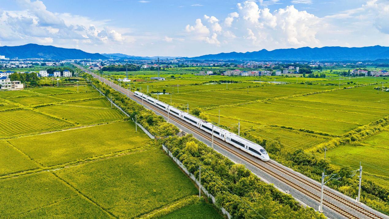 Sebuah kereta api laju melalui perbandaran Cailing di kaunti Duchang, Provinsi Jiangxi di timur China. (Foto oleh Liu Xun)