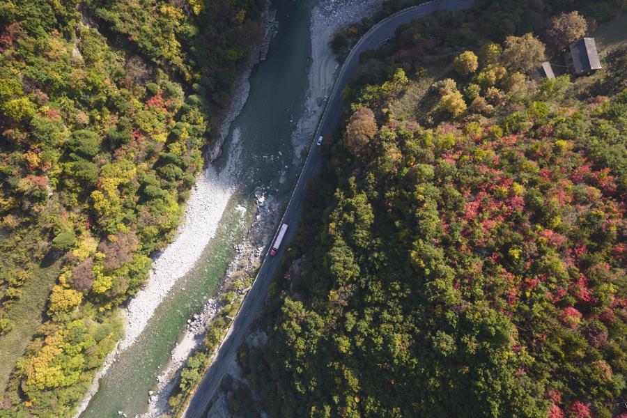 Foto sudut udara bertarikh 18 Oktober 2022 ini memaparkan pemandangan musim luruh di Pergunungan Qinling di Kaunti Zhouzhi, Provinsi Shaanxi, barat laut China. (Xinhua/Shao Rui)