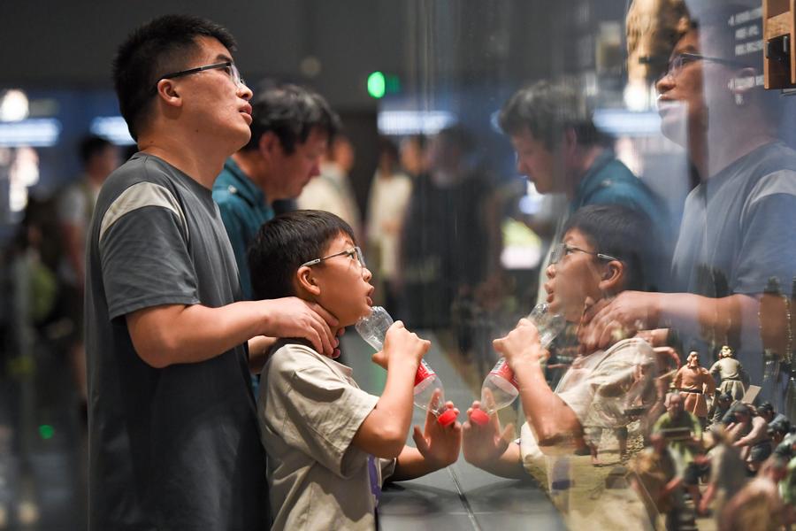 Pelancong melawat muzium tembok kota Nanjing di ibu kota Provinsi Jiangsu, timur China pada 5 Oktober 2025. (Xinhua/Yang Suping)