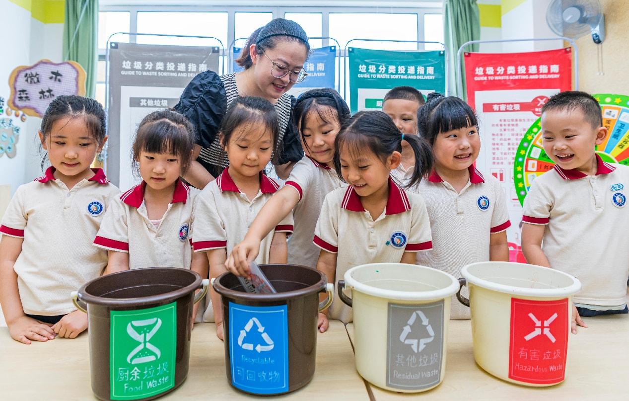 2.	Pelajar di tadika mempelajari tentang pengisihan sisa di Zhangjiakou, Provinsi Hebei, utara China. (Foto oleh Zhang Litao)