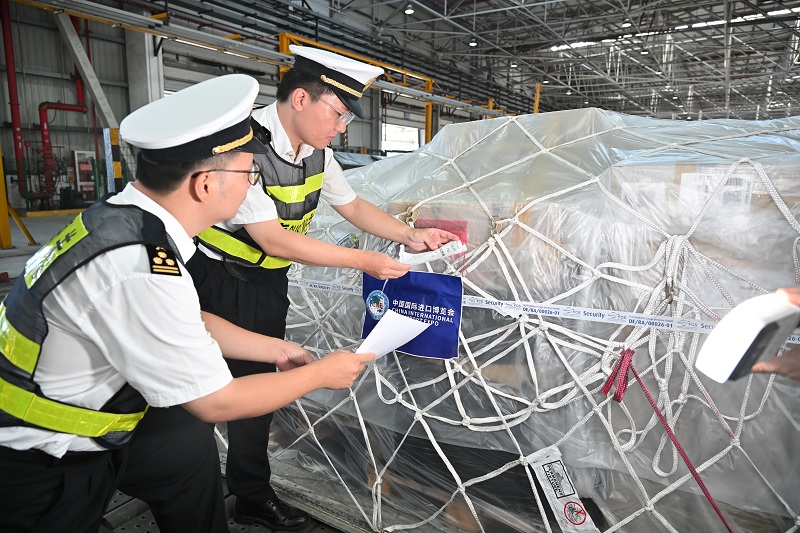 Pegawai kastam sedang melakukan pemeriksaan terhadap kumpulan pertama pameran masuk Ekspo Import Antarabangsa China (CIIE) ke-8. (Foto oleh Shen Chunchen)