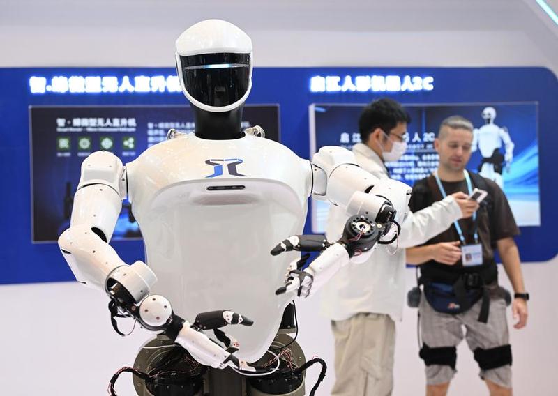 Imej bertarikh 15 Oktober 2025 ini menunjukkan robot humanoid di Zon Robot Perkhidmatan semasa edisi ke-138 Pameran Import dan Eksport China (Canton Fair) di Guangzhou, Provinsi Guangdong, selatan China. (Foto oleh Xinhua)