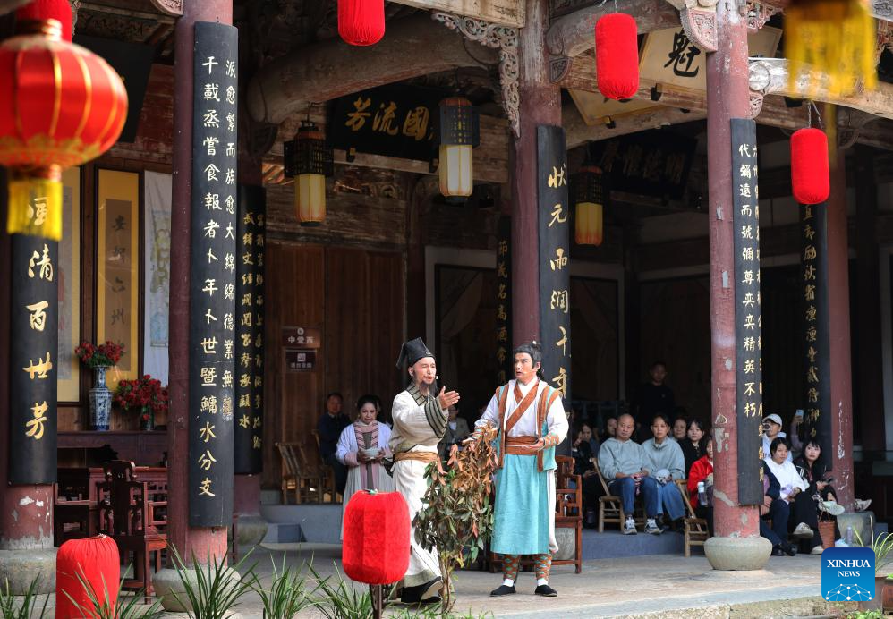 Pelancong menonton persembahan yang bertemakan tanggungjawab filial di Kampung Dachen, Quzhou, Provinsi Zhejiang di timur China pada 25 Oktober 2025. (Xinhua/Jin Haoyuan)