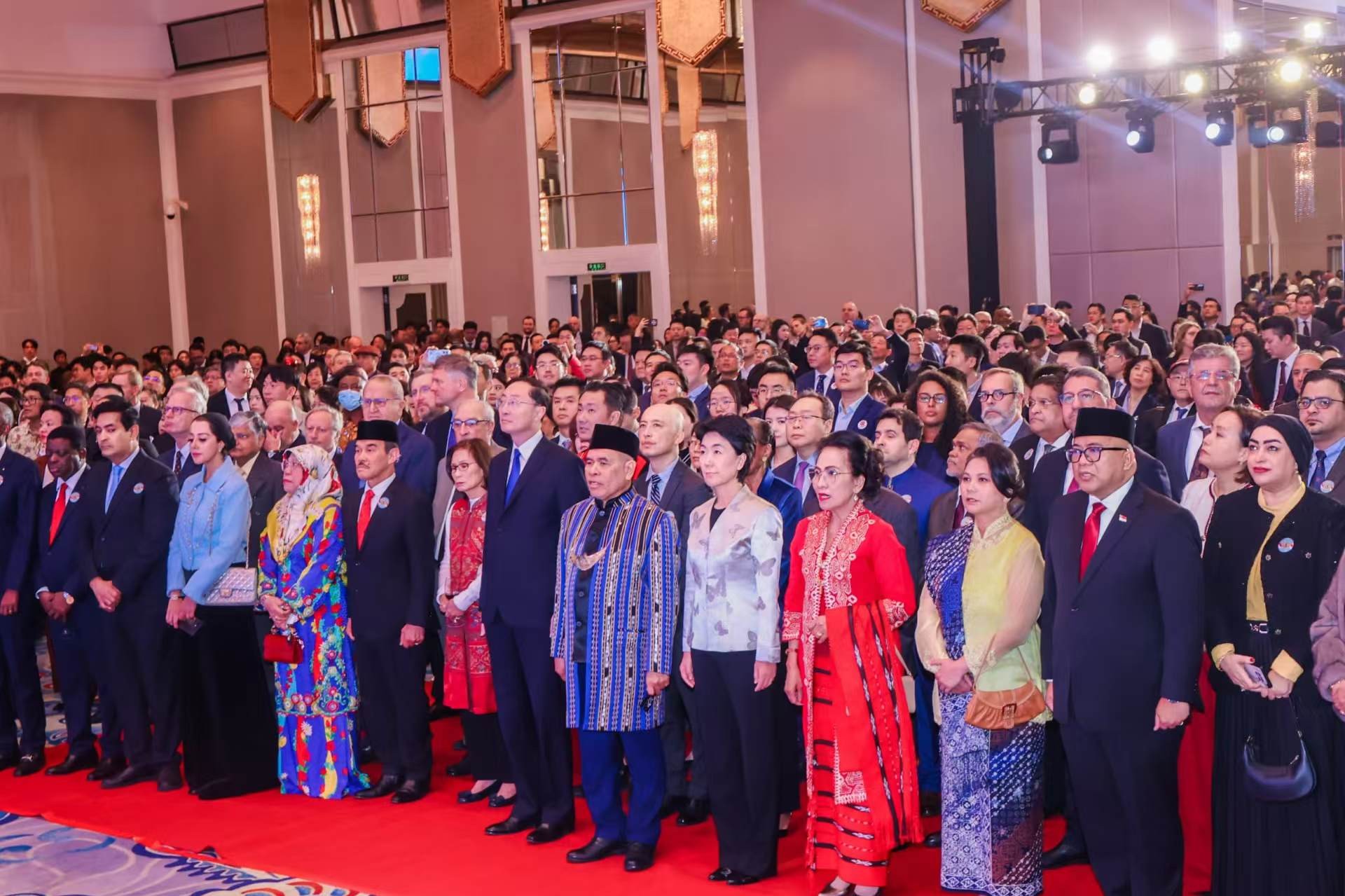 Duta Besar Republik Indonesia ke China, Djauhari Oratmangun bersama-sama dengan duta-duta besar dan perwakilan luar negara di China semasa resepsi Hari Ulang Tahun ke-80 Kemerdekaan Indonesia di Beijing, pada 24 Oktober 2025. (Foto ihsan Kedutaan Besar Republik Indonesia di China)