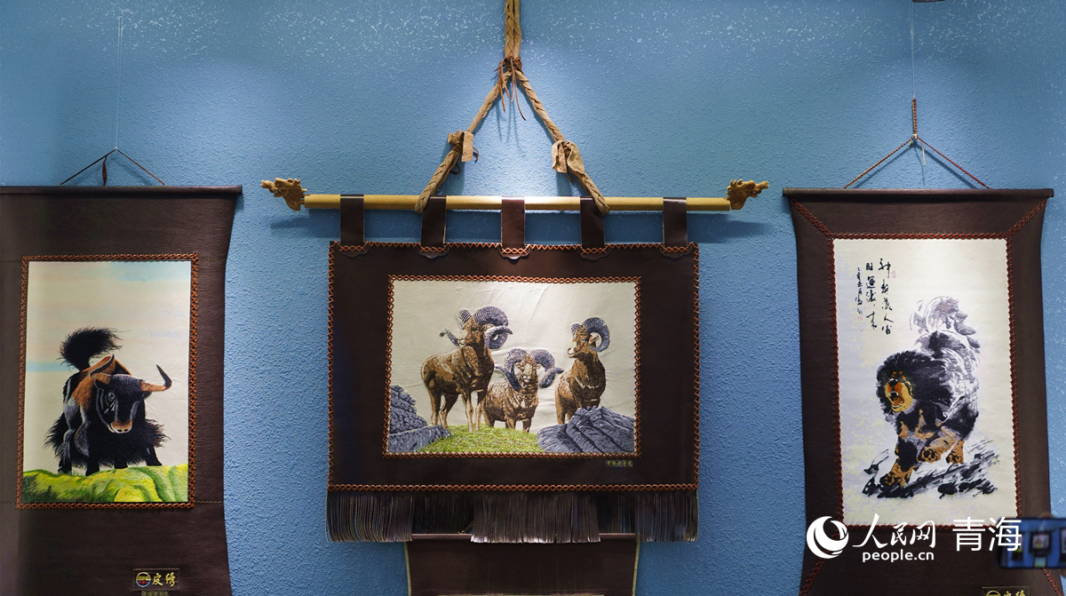 Foto menunjukkan hasil kerja sulaman kulit Danga’er yang dipamerkan di kaunti Huangyuan, Provinsi Qinghai, barat laut China. (People’s Daily Online/Yang Qihong)