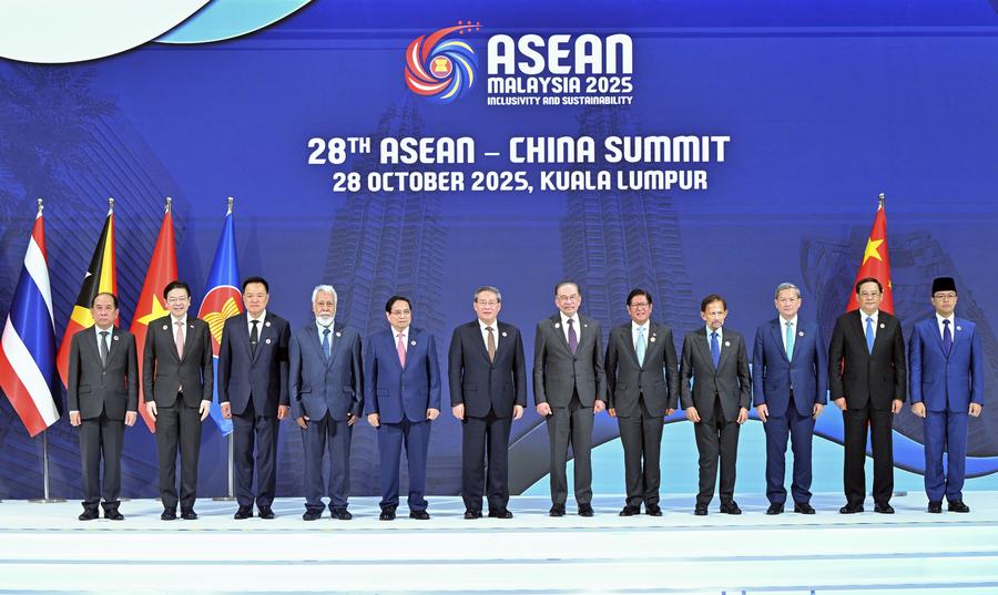 Perdana Menteri China, Li Qiang bergambar bersama semasa menghadiri Sidang Kemuncak China-ASEAN ke-28 di Kuala Lumpur, Malaysia, 28 Oktober 2025. (Xinhua/Yin Bogu)