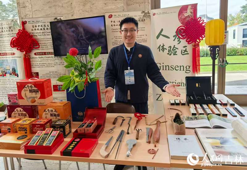 Produk ginseng dan peralatan tradisional dipamerkan di sebuah acara perubatan Cina di Palais des Nations, Geneva, Switzerland, 29 Oktober 2025. (Foto oleh People’s Daily Online) 