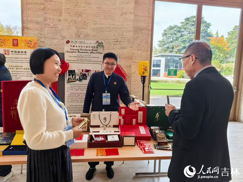 Pengunjung berbincang berkenaan produk ginseng di sebuah reruai pameran di Palais des Nations, Geneva, Switzerland pada 29 Oktober 2025. (Foto oleh People’s Daily Online)