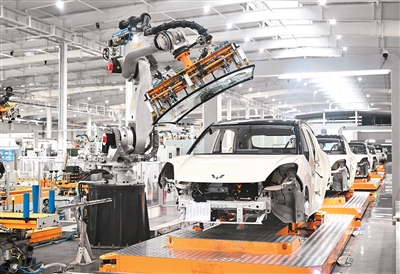 Barisan pengeluaran automatik di kilang pembuatan pintar SAIC-GM-Wuling Automobile Co., Ltd. (SGMW) di Liuzhou, Guangxi.(vip.people.com.cn/Li Hanchi)