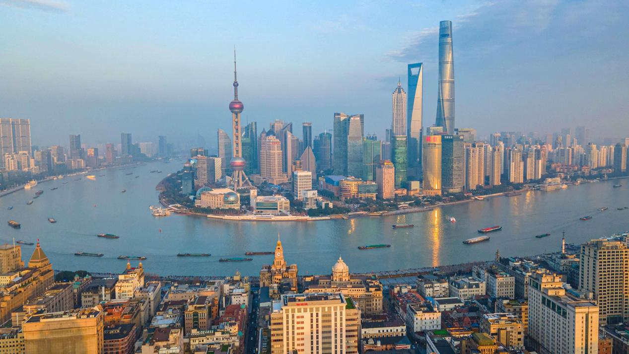 Foto menunjukkan bangunan mercu tanda di Lujiazui, Shanghai. (Foto oleh Wang Chu)