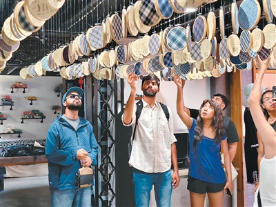 Pelancong asing melawat studio warisan kebudayaan tidak ketara yang didedikasikan khas untuk Chongmin yang ditenun sendiri. (Foto ihsan individu yang diwawancara)