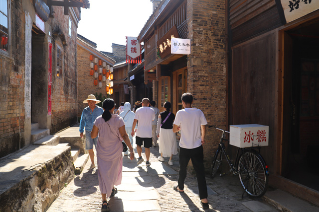 Penduduk tempatan dan pelancong bersiar-siar di Blok Kebudayaan dan Bersejarah Sanlyumiao di daerah kecil Xinfeng, daerah Changjiang, bandar Jingdezhen, Provinsi Jiangxi, timur China. (Foto ihsan Wang Xiaoxuan)