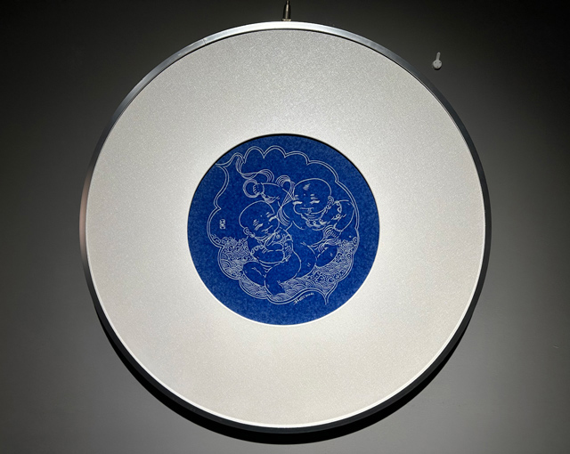 Foto menunjukkan satu hasil seni porselin saduran percikan biru. (Foto ihsan individu yang diwawancara)