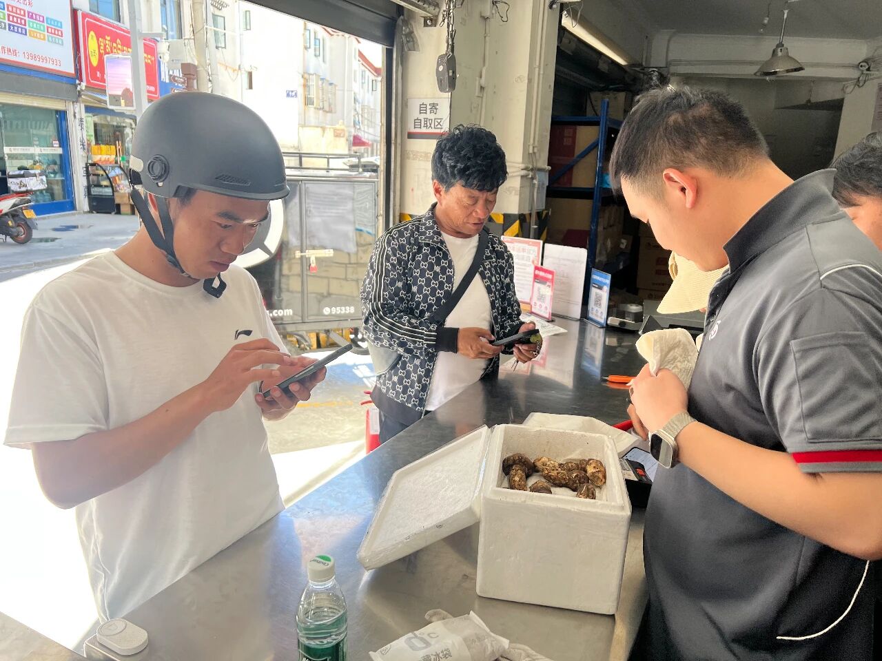 Penduduk tempatan menghantar cendawan matsutake di sebuah stesen kurier milik SF Express di kampung Tuanjie Xincun di Lhasa, Wilayah Xizang.