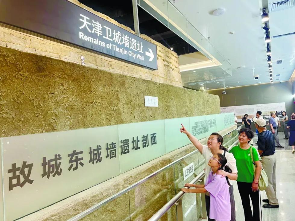 Orang ramai melawat dewan pameran yang menampilkan tinggalan tembok bandar timur purba Tianjin di Stesen Metro Dongnanjiao Laluan 4. (Oleh Kumpulan Metro Tianjin)