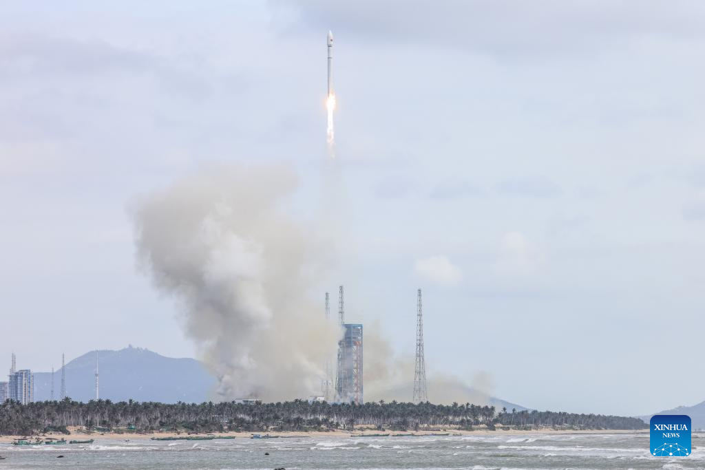 Roket pembawa Long March-12 yang membawa kumpulan ke-13 satel it orbit Bumi rendah berlepas dari tapak pelancaran kapal angkasa komersial Hainan di selatan China pada 10 November 2025. (Xinhua/Zhang Liyun)