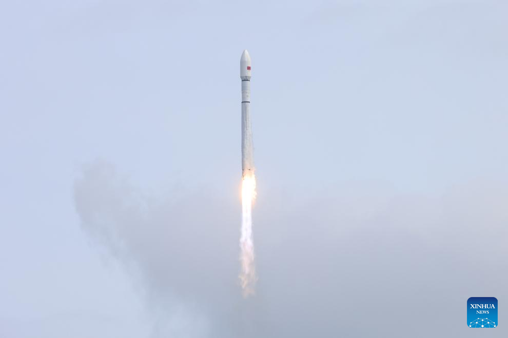 Roket pembawa Long March-12 yang membawa kumpulan ke-13 satel it orbit Bumi rendah berlepas dari tapak pelancaran kapal angkasa komersial Hainan di selatan China pada 10 November 2025. (Xinhua/Zhang Liyun)