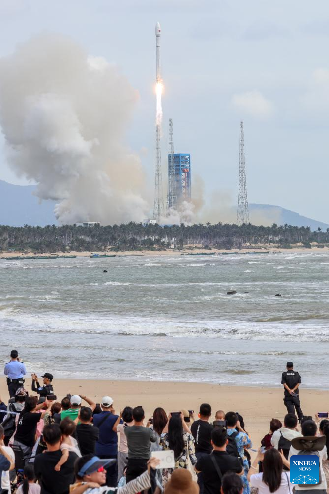 Roket pembawa Long March-12 yang membawa kumpulan ke-13 satel it orbit Bumi rendah berlepas dari tapak pelancaran kapal angkasa komersial Hainan di selatan China pada 10 November 2025. (Xinhua/Zhang Liyun)
