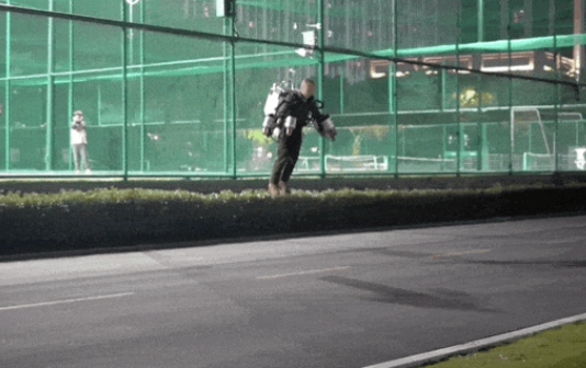 Jiao Bojing meluncur naik sambil menggunakan beg jet. (Foto oleh CCTV News)