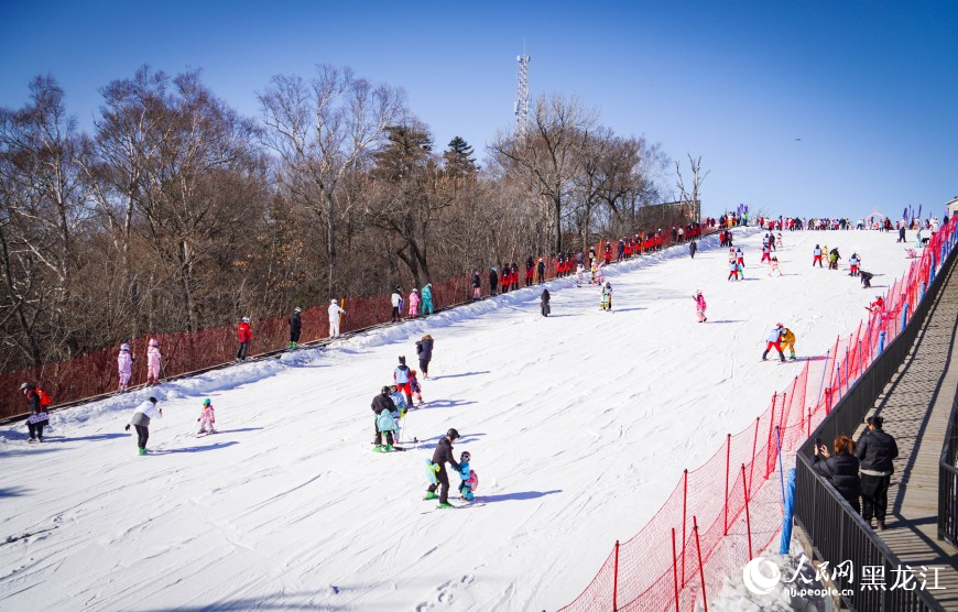 Peminat ski sedang asyik bermain di Peranginan Ski Yabuli, Provinsi Heilongjiang, timur laut China pada 7 November 2025. (People’s Daily Online/Su jinggang)