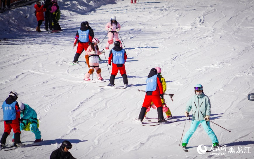 Peminat ski menikmati sukan itu di Peranginan Ski Yabuli, Provinsi Heilongjiang, timur laut China pada 7 November 2025. (People’s Daily Online/Su jinggang)