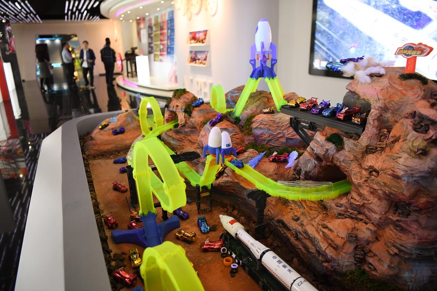 Permainan dipamerkan di sebuah syarikat permainan di daerah Chenghai, bandar Shantou, Provinsi Guangdong di selatan China pada 2 Disember 2021. (Xinhua/Deng Hua)