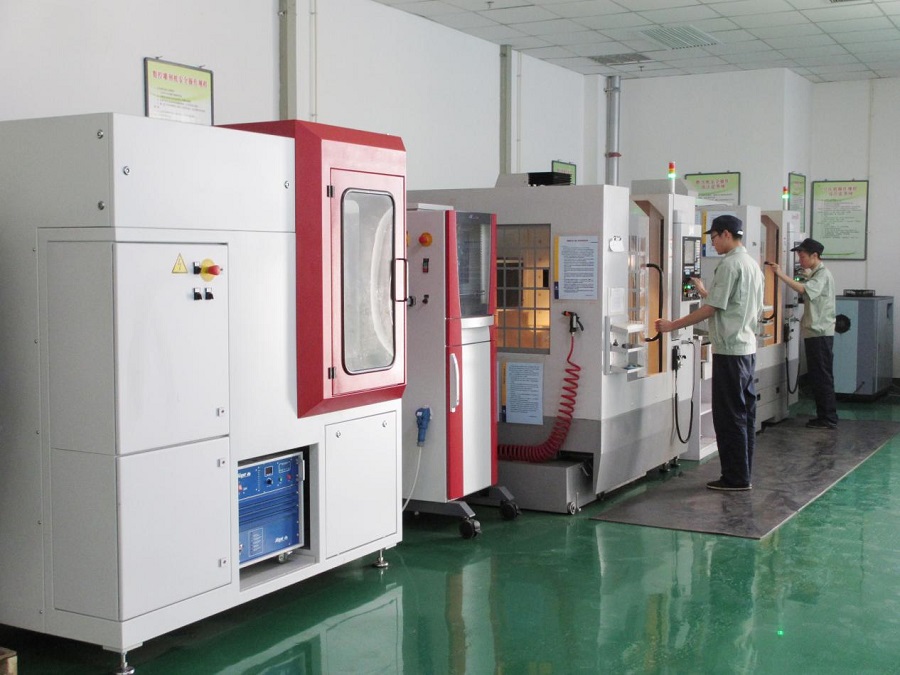 Para pekerja sedang mengoperasikan mesin ukiran acuan emas di bengkel pemprosesan emas milik Syarikat Shandong Zhaojing Jewelry di Zhaoyuan, bandar bertaraf kaunti yang ditadbir oleh Yantai, Provinsi Shandong di timur China. (Foto oleh Shi Yan)