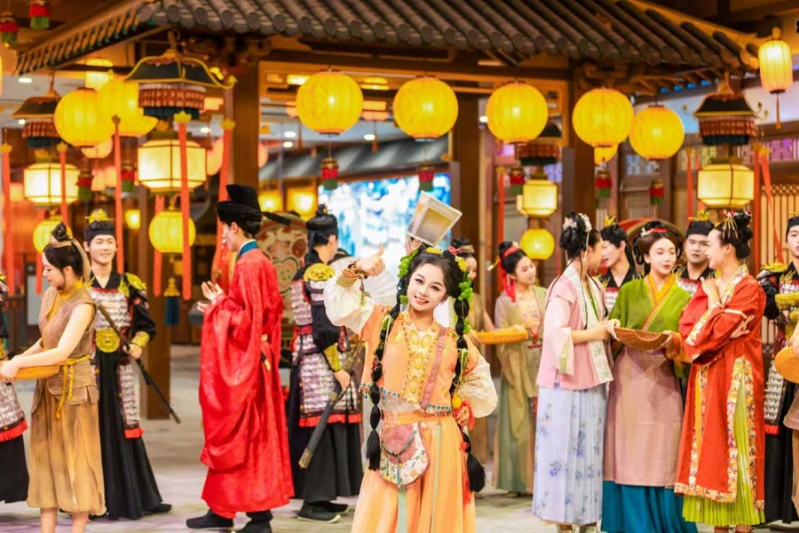 Sebuah kompleks komersial dan kebudayaan di Zhaoyuan, memfokuskan budaya emas dan budaya Dinasti Song (960-1279) telah memberikan pengalaman yang penuh asyik. (Foto oleh Song Yang)