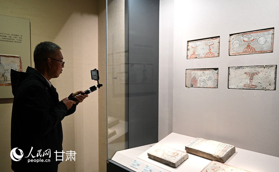 Batu-Bata Berlukis Tawar Sekilas Kehidupan Harian di Barat Laut China 18 Abad Lalu