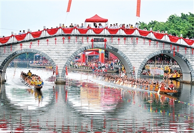 Perlumbaan bot naga menarik penduduk dan pelancong di bandar Dali, daerah Nanhai, bandar Foshan, Provinsi Guangdong, selatan China. (Foto ihsan biro budaya, radio, televisyen, pelancongan dan sukan daerah Nanhai)