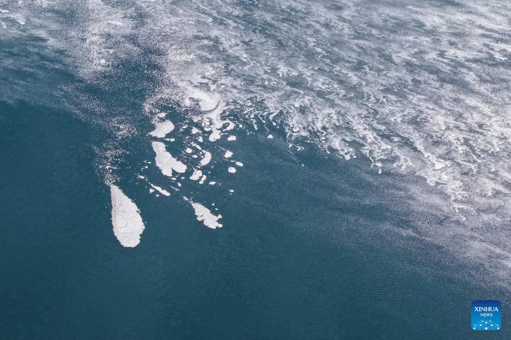 Foto sudut udara bertarikh 16 November 2025 menunjukkan permukaan beku Tasik Dasugan di Kaunti Autonomi Kazak di Aksay, Jiuquan, Provinsi Gansu, barat laut China.  (Xinhua/Lang Bingbing)