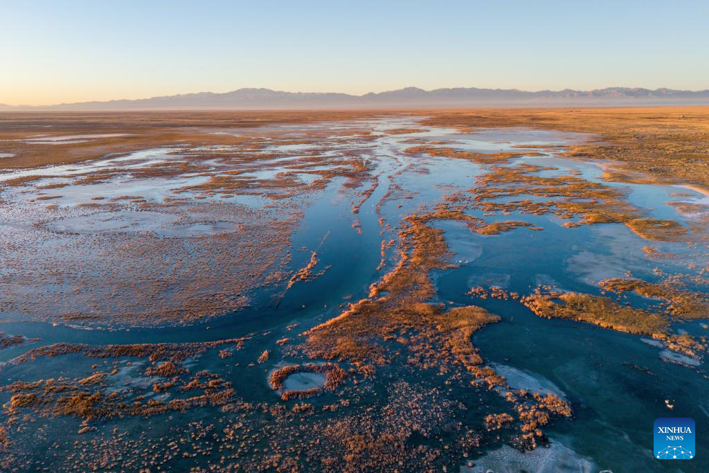 Foto oleh dron bertarikh 14 November 2025 memperlihatkan Tasik Xiaosugan di Kaunti Autonomi Kazak di Aksay, Jiuquan, Provinsi Gansu, barat laut China.  (Xinhua/Lang Bingbing)