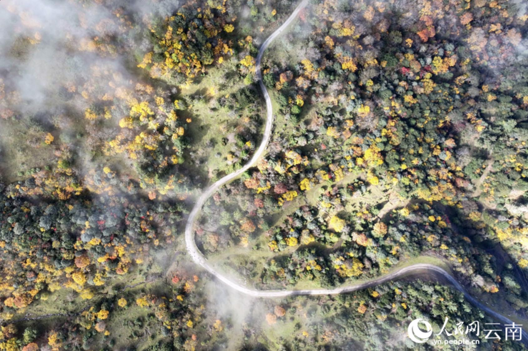 Foto sudut udara yang diambil menggunakan dron ini memaparkan pemandangan awal musim sejuk di kaunti Jianchuan, Dali, Provinsi Yunnan di barat daya China. (Oleh Huang Dapeng)