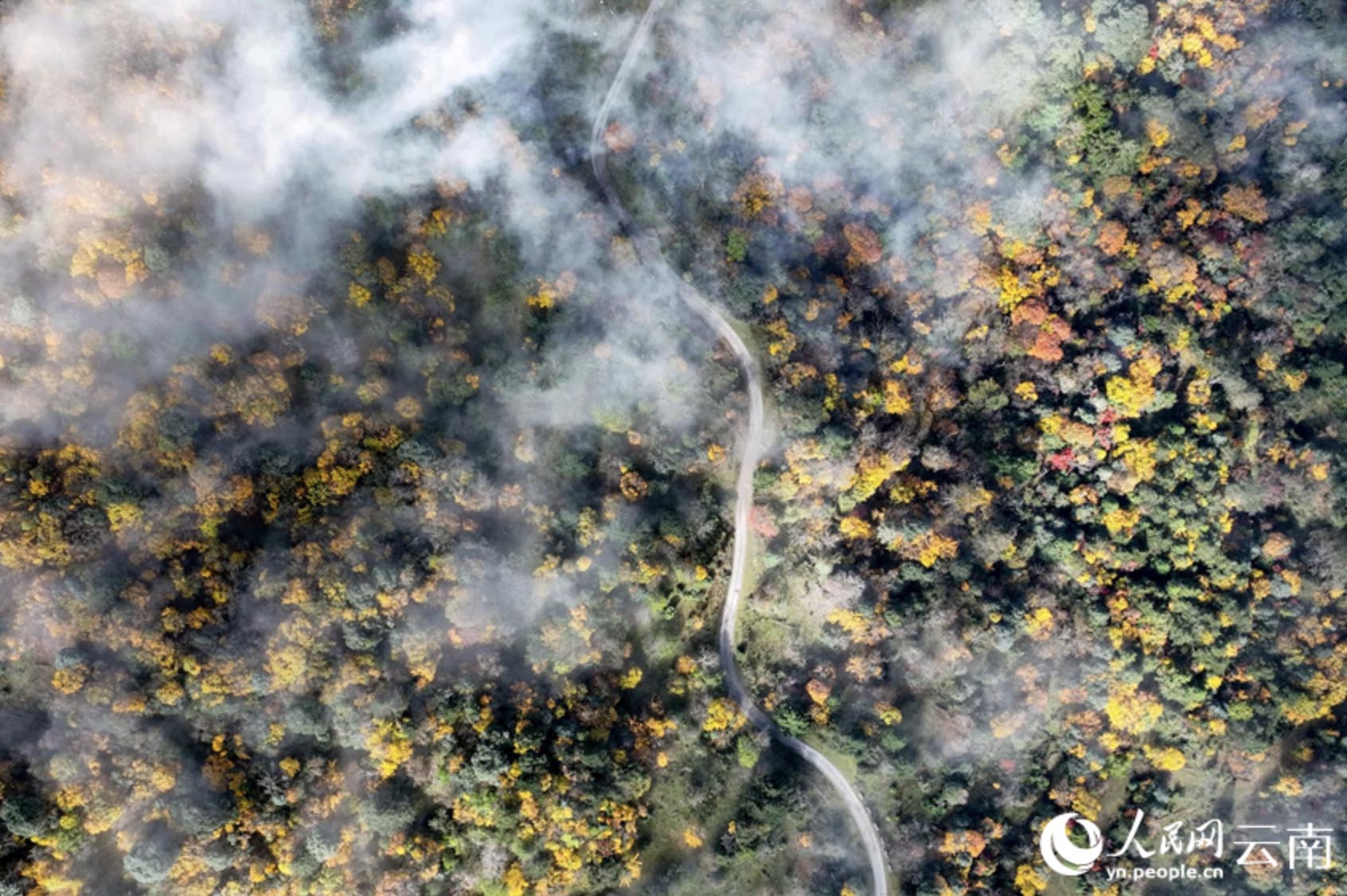 Pemandangan sudut udara semasa awal musim sejuk di kaunti Jianchuan, Dali, Provinsi Yunnan di barat daya China. (Oleh Huang Dapeng)