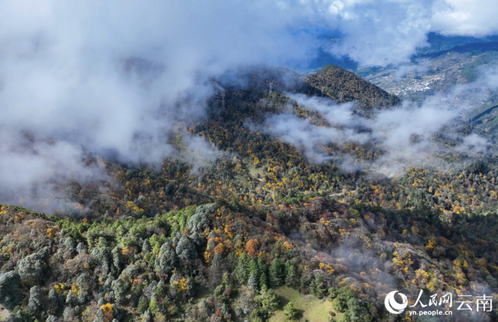 Inilah foto dron yang memaparkan suasana awal musim sejuk di kaunti Jianchuan, Dali, Provinsi Yunnan di barat daya China. (Oleh Huang Dapeng)