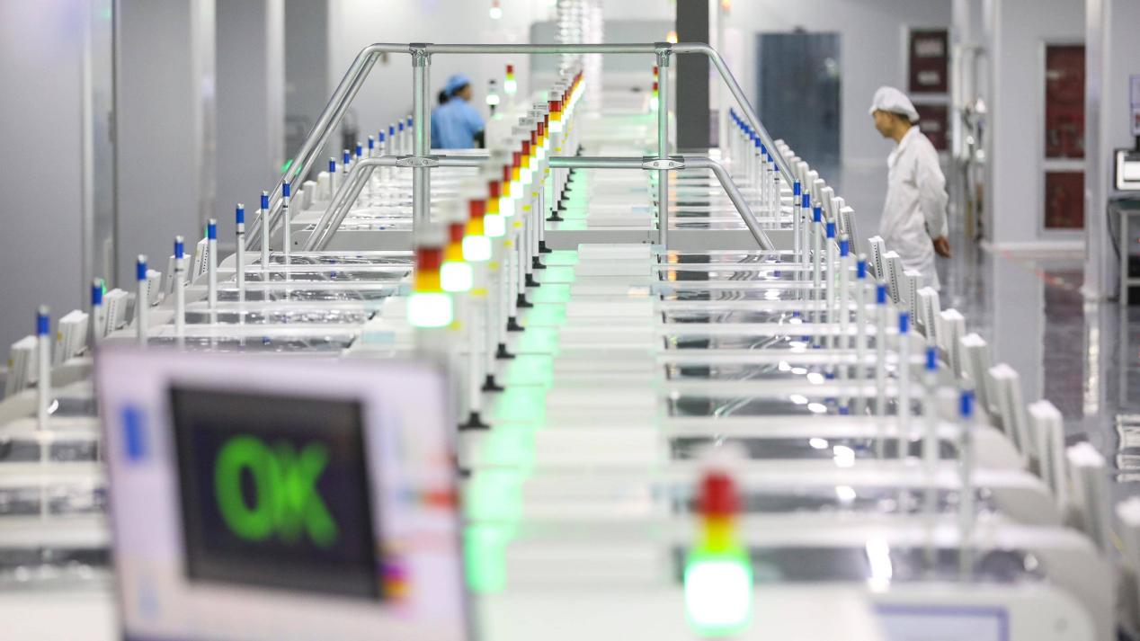 Paparan diod pemancar cahaya (LED) dihasilkan di bengkel sebuah syarikat teknologi paparan di Provinsi Jiangsu, timur China. (Foto oleh Zhao Qirui)