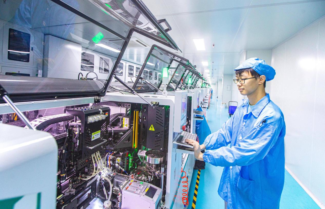 Seorang pekerja firma teknologi di Huangshi, Provinsi Hubei di tengah China, mengeluarkan panel paparan diod pemancar cahaya (LED). (Foto oleh Zhou Wei)