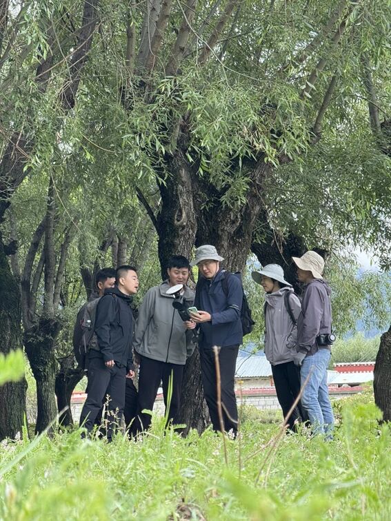 Guo Qinghua (tiga daripada kiri) dan pasukannya mengadakan pemerhatian di lapangan. (Foto oleh Guo Qinghua)