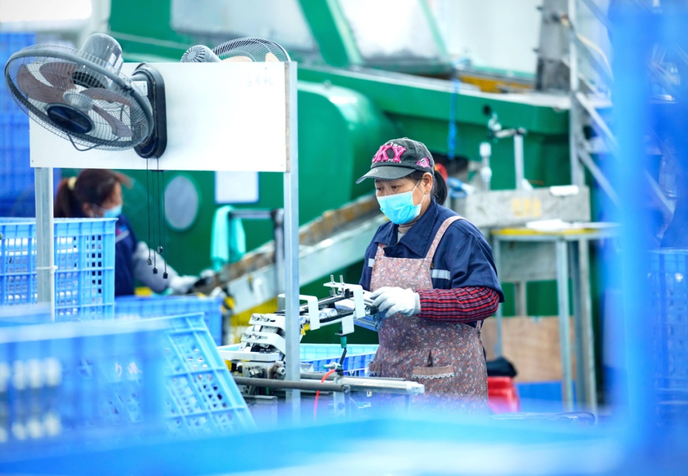 Pekerja sedang menghasilkan cangkerang aluminium untuk bateri kuasa di sebuah bengkel milik firma teknologi di Tangling, Provinsi Anhui di timur China. (Foto oleh Chen Lei)