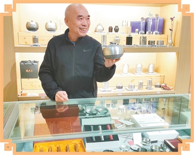 Sheng Yiyuan, seorang wakil pewaris warisan budaya tidak ketara peringkat kebangsaan ukiran timah, memaparkan hasil ukiran timah. (People’s Daily/Gu Zhongyang)