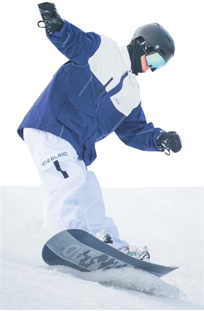 Seorang peminat ski menikmati sukan itu di Peranginan Tasik Songhua, sebuah peranginan ski berperingkat kebangsaan di bandar Jilin, Provinsi Jilin di timur laut China. (Xinhua/Xu Chang)