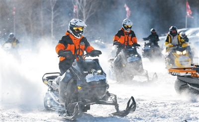 Pelancong menyertai aktiviti rekreasi ais dan salji di bandar Arxan, Liga Hinggan, Wilayah Autonomi Mongolia Dalam di utara China. (Foto oleh Wang Zheng)