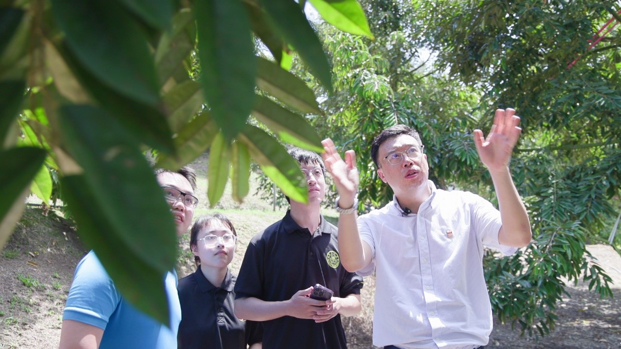 Gambar menunjukkan Profesor Zhang Yingqian (kanan pertama) dari Sekolah Pengajian Kecerdasan Buatan dan Robotik, Universiti Xiamen Malaysia, bersama ahli pasukannya Zheng Ximing (kanan kedua), Lang Qiuyu (kiri kedua) dan Tan Shanyong (kiri pertama).