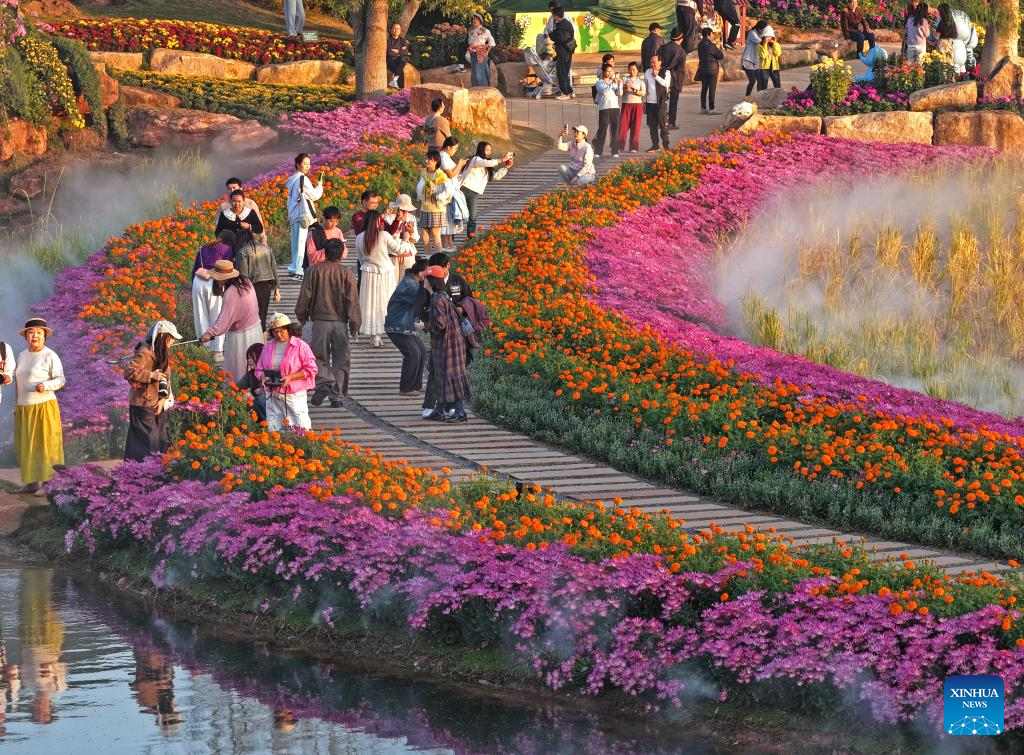 Foto dron bertarikh 26 November 2025 ini memperlihatkan para pelancong sedang menikmati keindahan bunga-bungaan di kawasan peranginan Gunung Qingxiu, Nanning, wilayah autonomi Zhuang Guangxi, selatan China. (Xinhua/Zhou Hua)