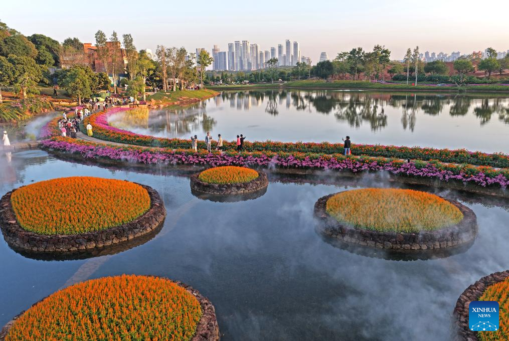 Foto dron bertarikh 26 November 2025 ini memperlihatkan para pelancong sedang menikmati keindahan bunga-bungaan di kawasan peranginan Gunung Qingxiu, Nanning, wilayah autonomi Zhuang Guangxi, selatan China. (Xinhua/Zhou Hua)