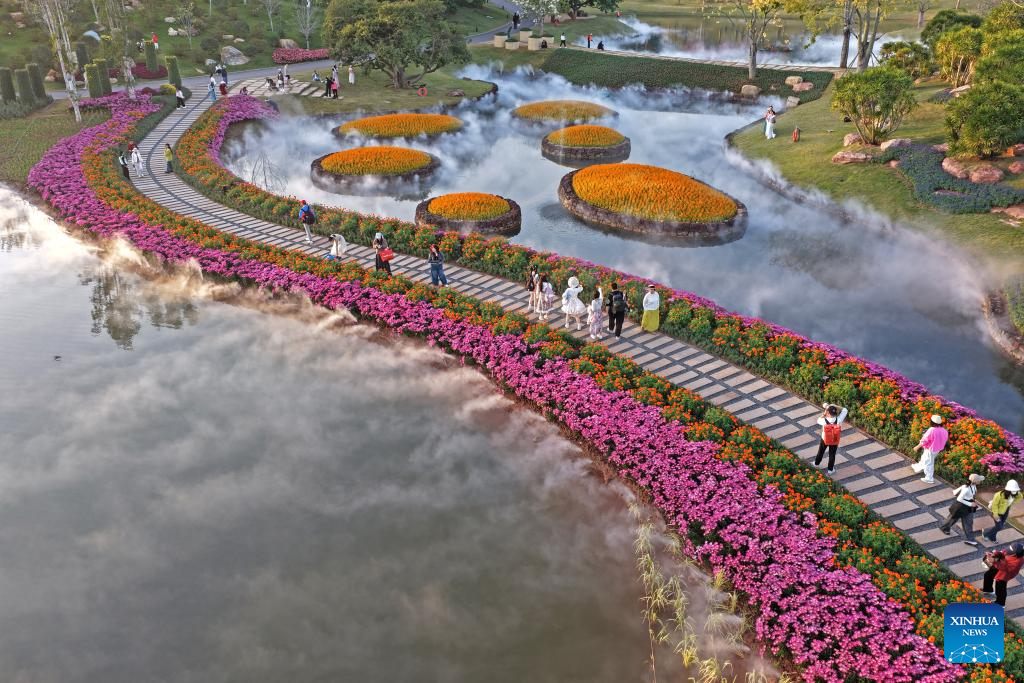 Foto dron bertarikh 26 November 2025 ini memperlihatkan para pelancong sedang menikmati keindahan bunga-bungaan di kawasan peranginan Gunung Qingxiu, Nanning, wilayah autonomi Zhuang Guangxi, selatan China. (Xinhua/Zhou Hua)