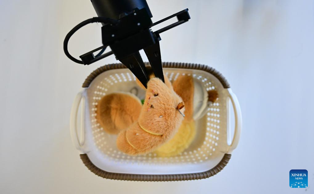 Sebuah robot manusia, dikendalikan oleh kakitangan untuk tujuan pengumpulan data, mengambil barang di syarikat robotik Zerith, di Hefei, provinsi Anhui, timur China, 25 November 2025. (Xinhua/Zhou Mu)