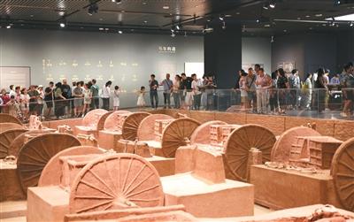 Pengunjung melawat Muzium Yinxu, sebuah muzium untuk Tapak Warisan Dunia Yinxu di Anyang, Provinsi Henan di tengah China. (Foto oleh Fu Xiaofang)